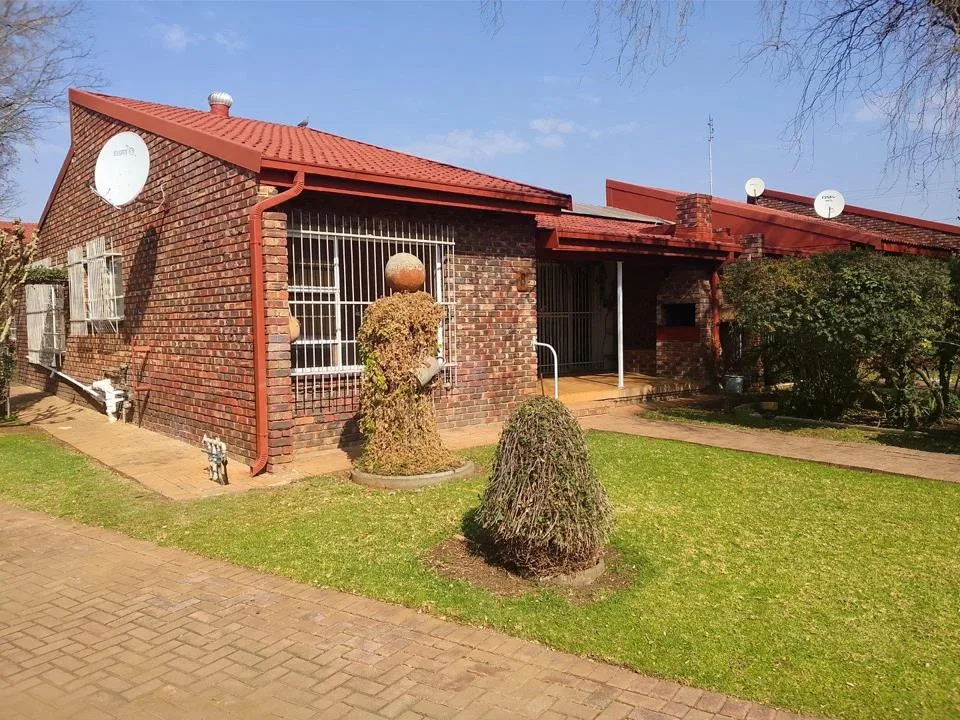 2 Bedroom Townhouse for sale in Roosheuwel