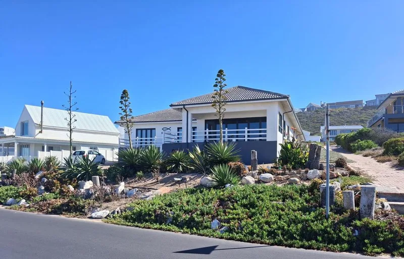 4 Bedroom House to rent in Yzerfontein