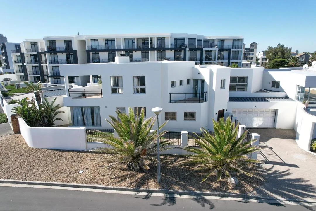 4 Bedroom House to rent in Bloubergstrand