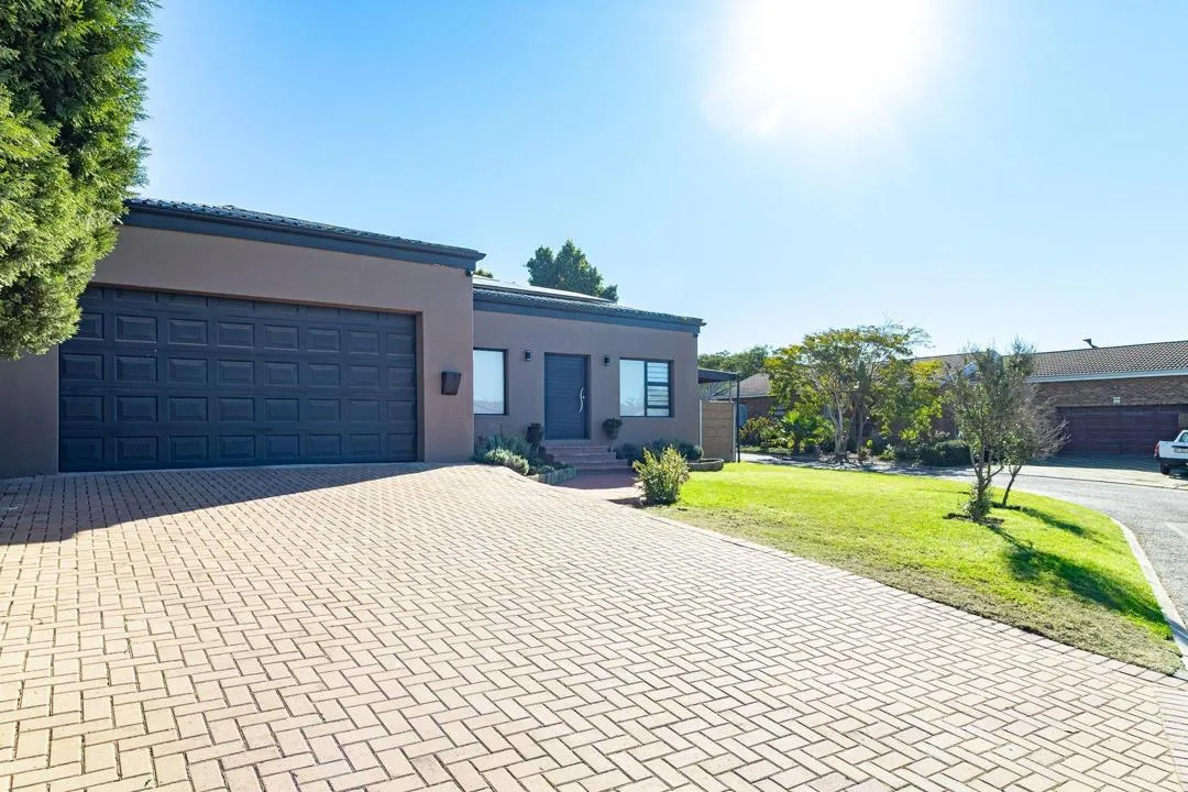 3 Bedroom House to rent in Uitzicht