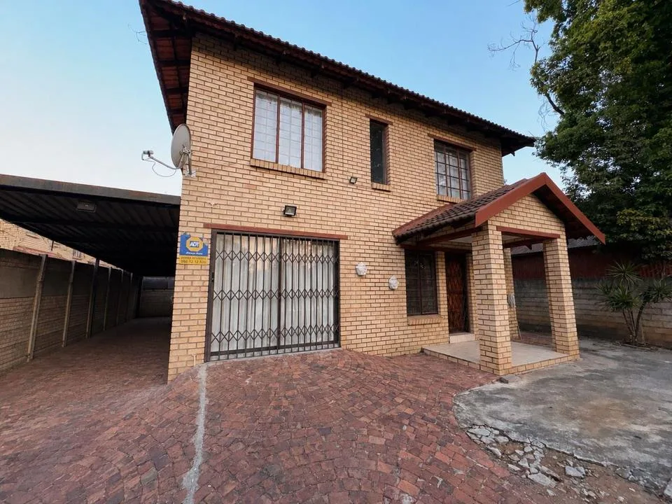 2 Bedroom Townhouse for sale in Oos Einde