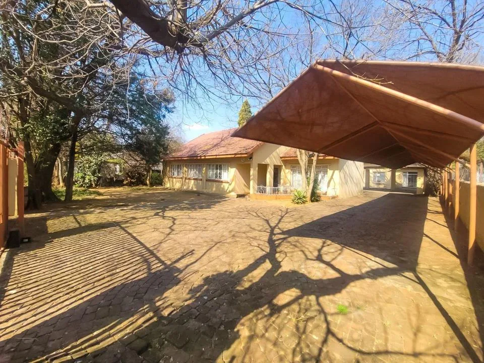 8 Bedroom House for sale in Die Bult