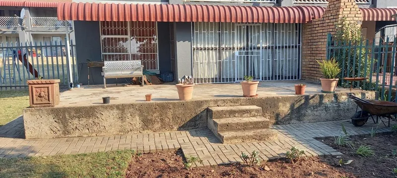 3 Bedroom Townhouse for sale in Safari Gardens