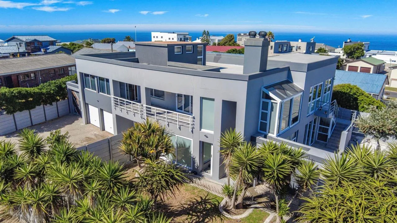 4 Bedroom House to rent in Yzerfontein