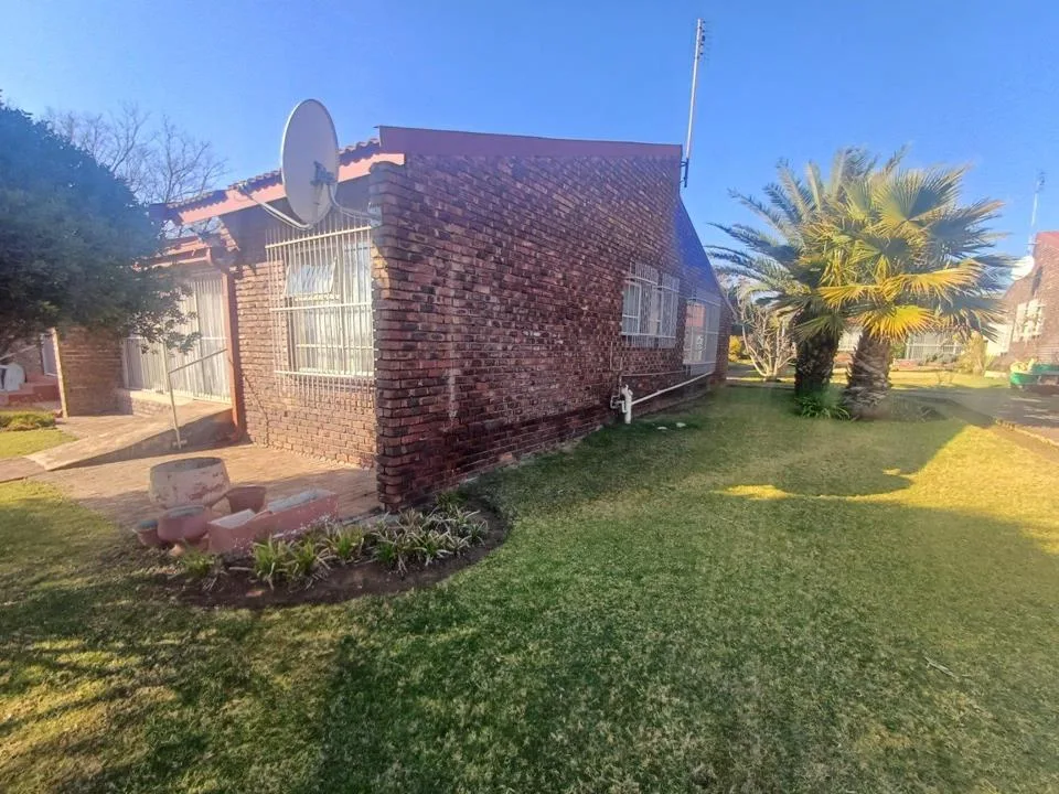 2 Bedroom Townhouse for sale in Roosheuwel