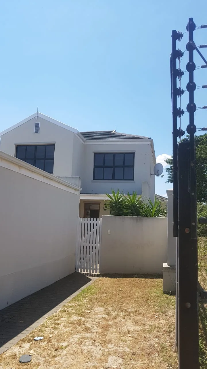 3 Bedroom Townhouse to rent in Milnerton Central