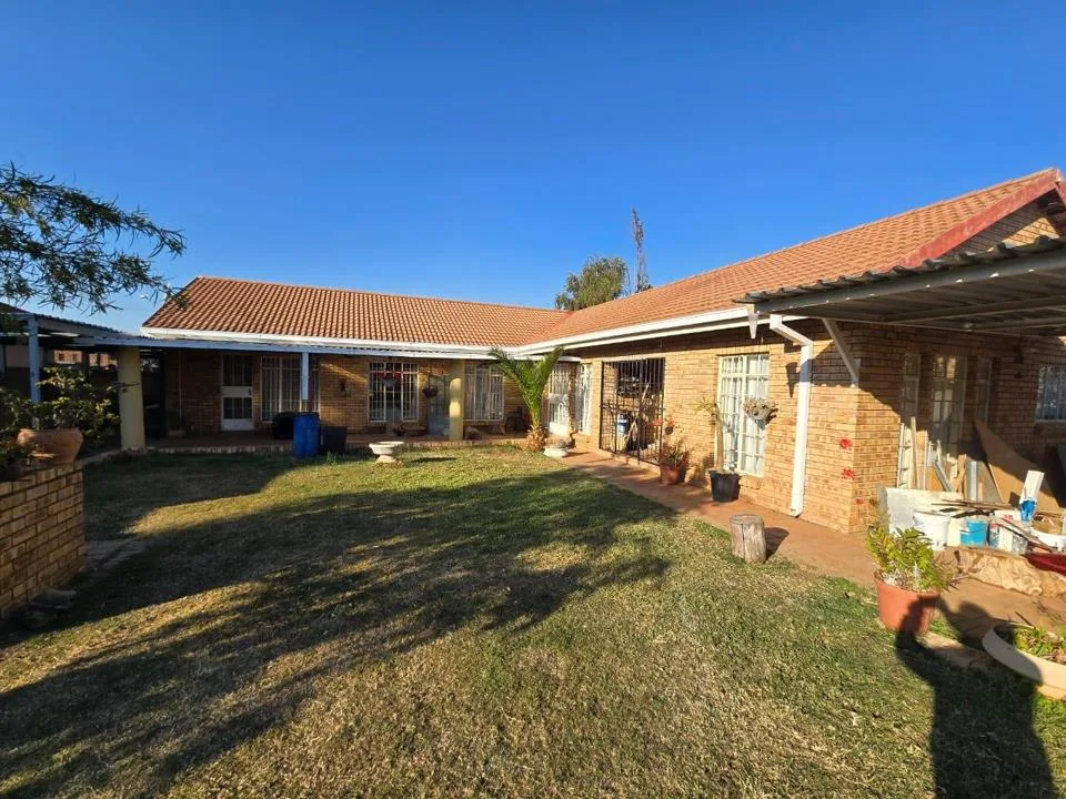 3 Bedroom House for sale in Golf View