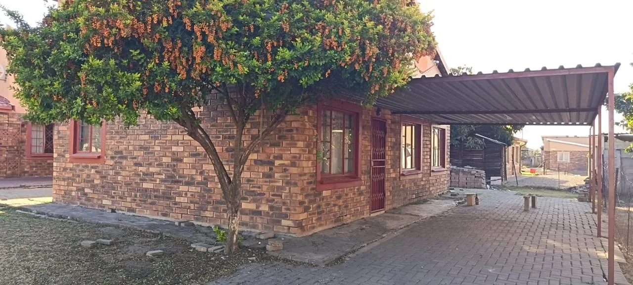 3 Bedroom House for sale in Seraleng