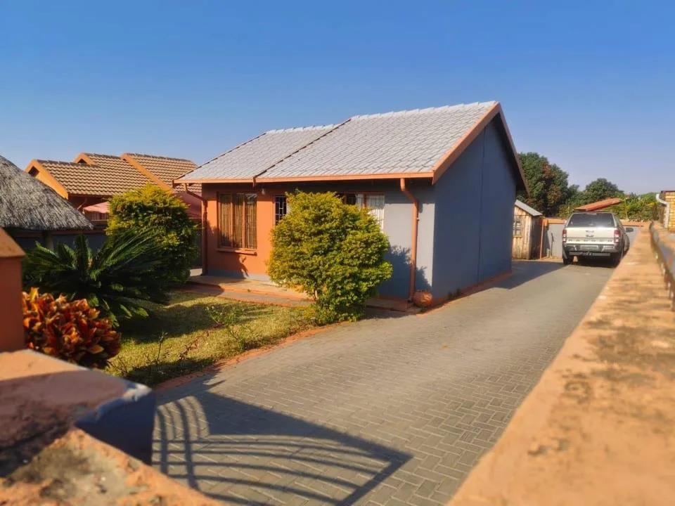 2 Bedroom House for sale in Tlhabane West