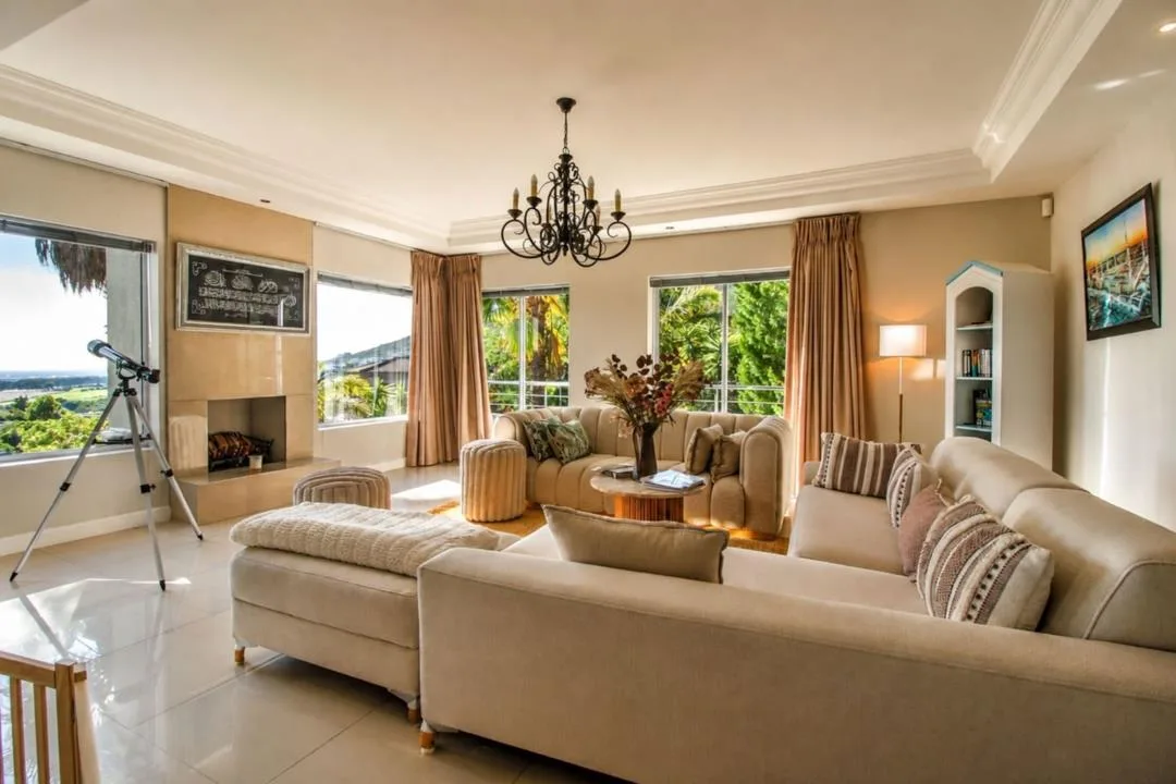 8 Bedroom House to rent in Plattekloof