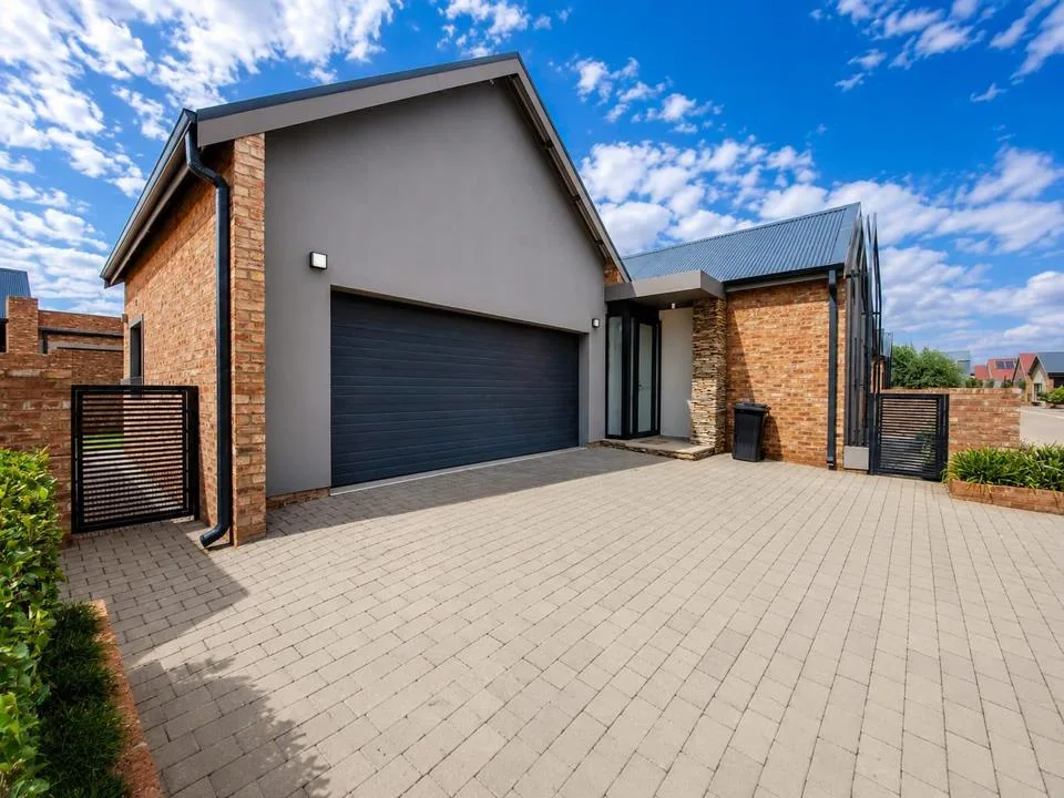 3 Bedroom House for sale in De Land Estate