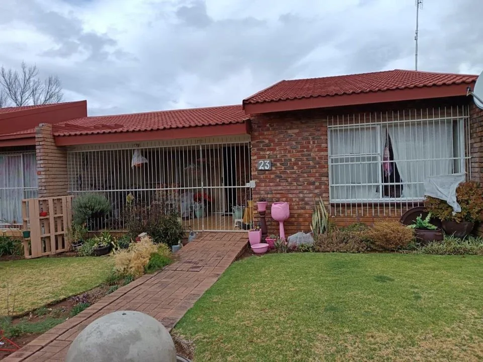 2 Bedroom Townhouse for sale in Roosheuwel