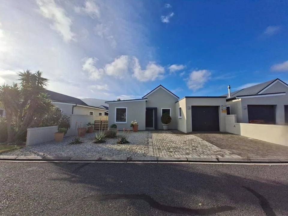 2 Bedroom House to rent in Sandbaai