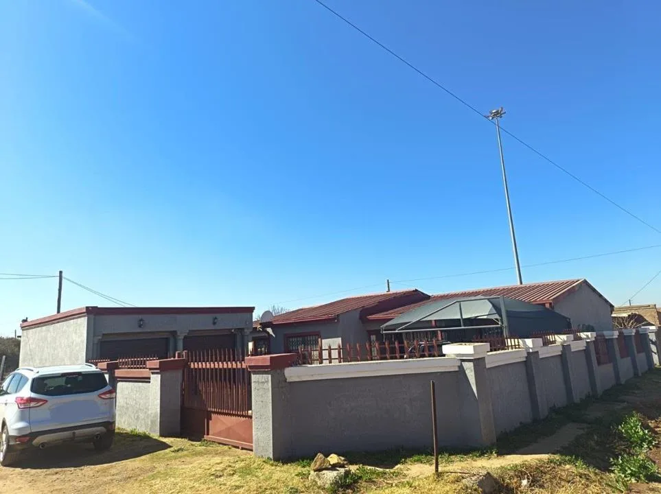 3 Bedroom House for sale in Kanana