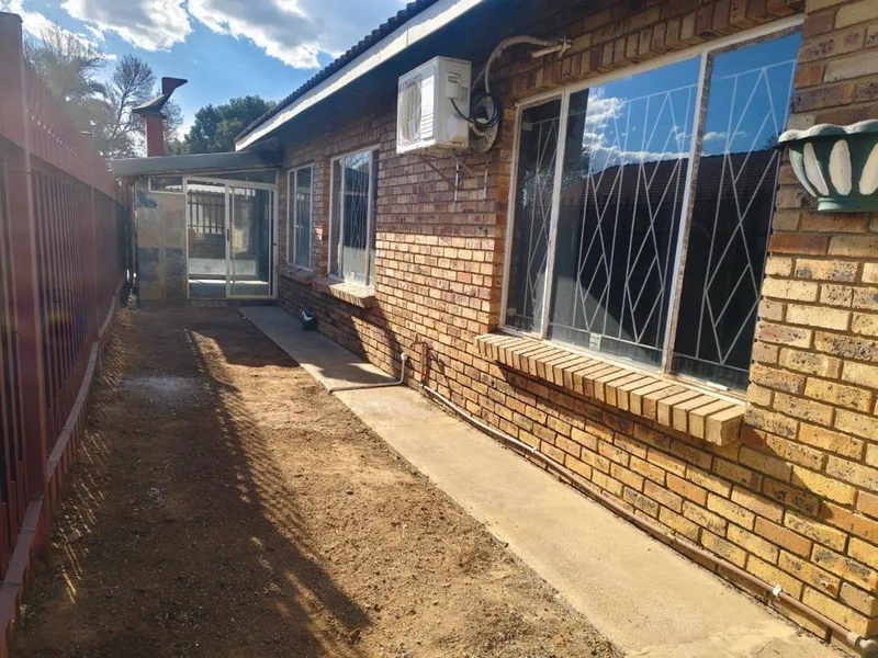 3 Bedroom House for sale in Oos Einde