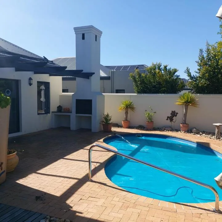 2 Bedroom House to rent in Atlantic Beach Golf Estate