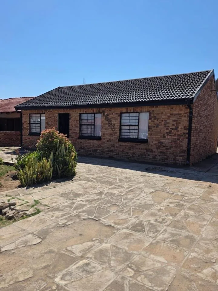 3 Bedroom House for sale in Mmabatho Unit 15