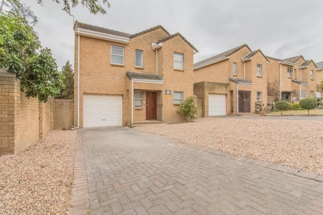 3 Bedroom Townhouse to rent in Uitzicht