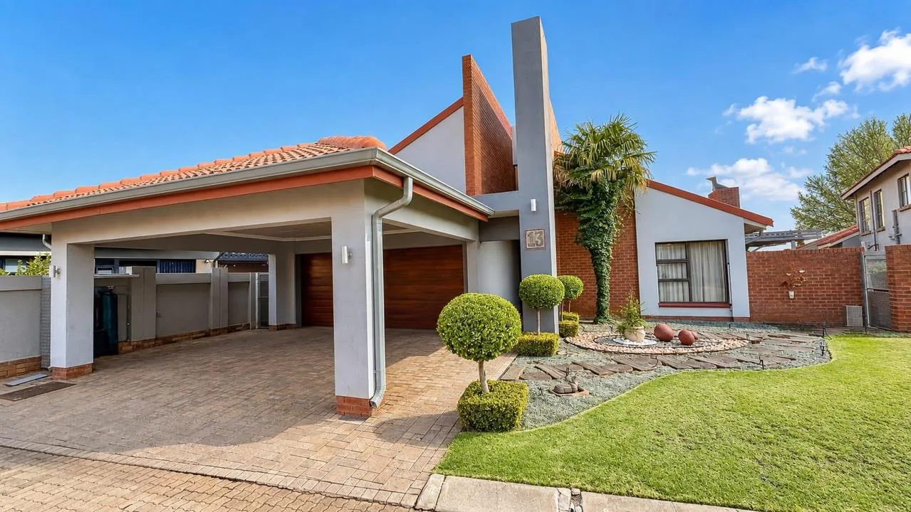 3 Bedroom House for sale in Van Der Hoff Park