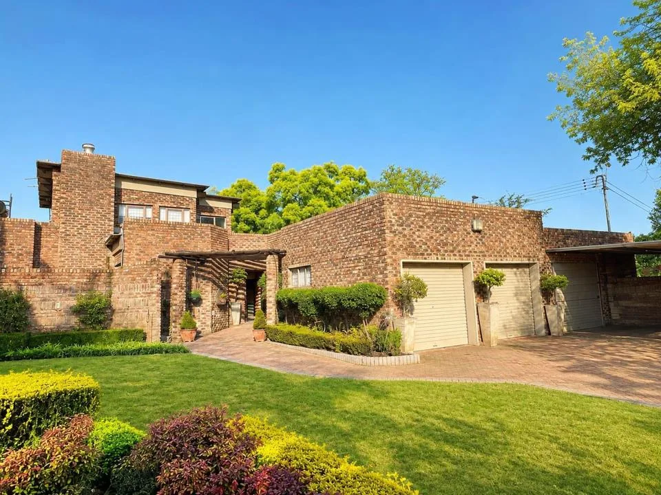 5 Bedroom House for sale in Van Der Hoff Park