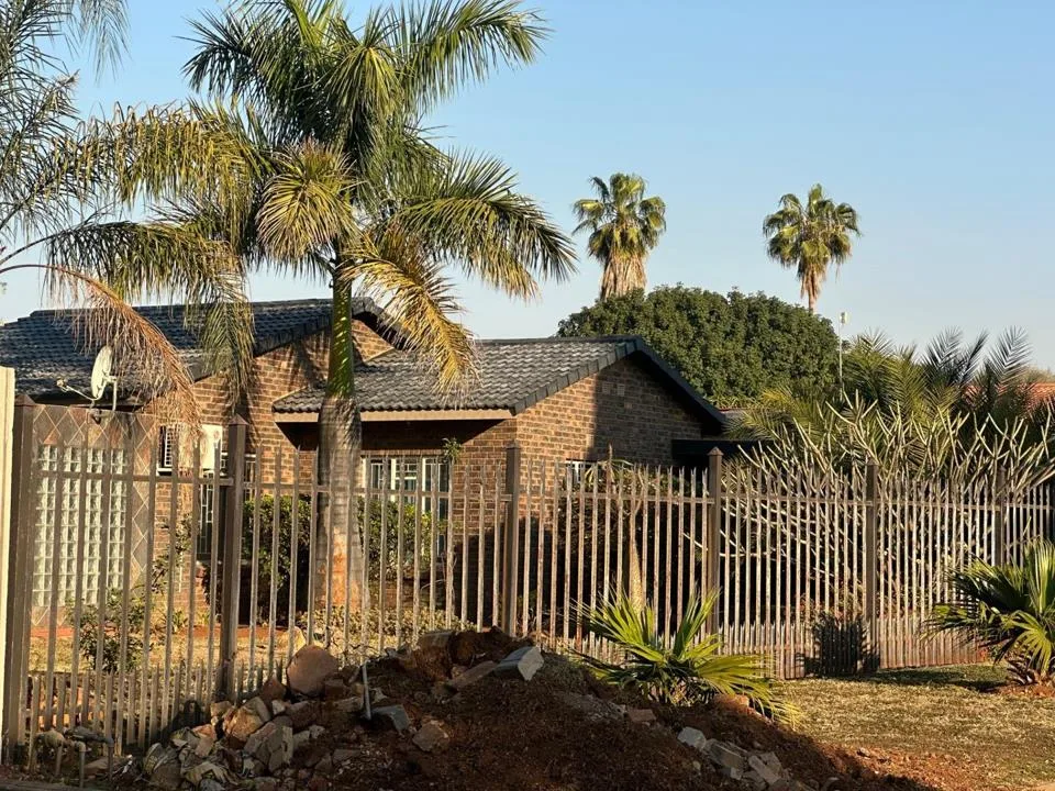 4 Bedroom House for sale in Mooinooi