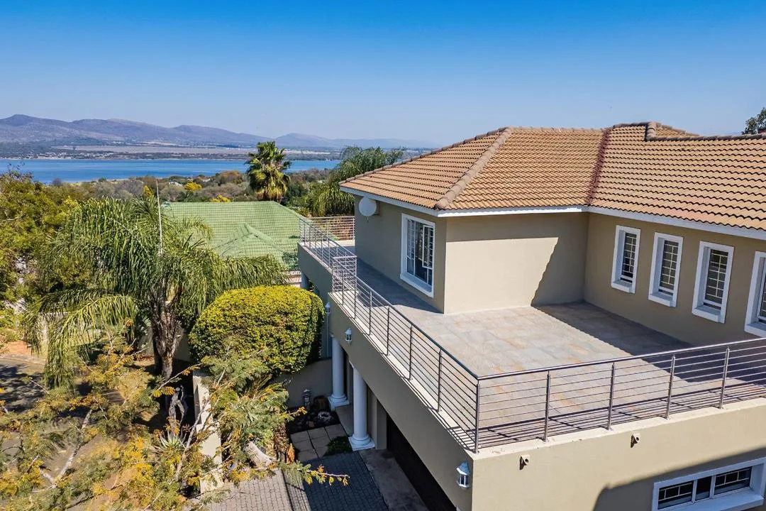 4 Bedroom House for sale in Kosmos Ridge