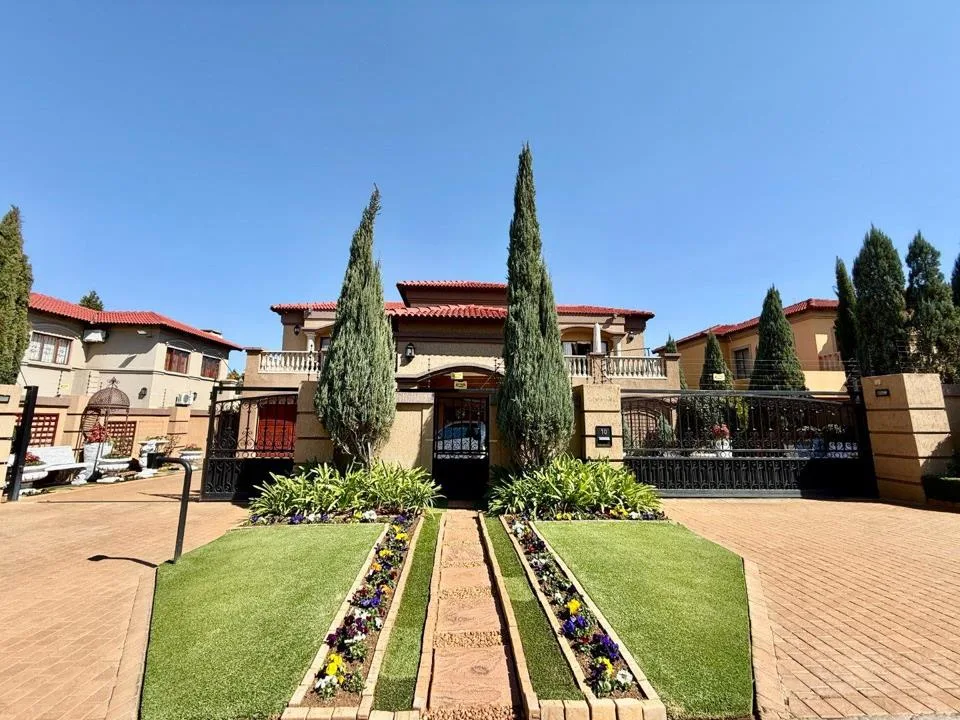 4 Bedroom House for sale in Van Der Hoff Park