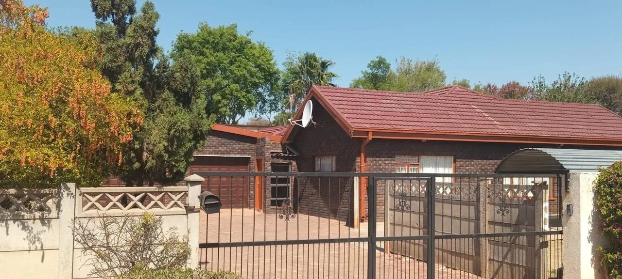 4 Bedroom House for sale in Riviera Park