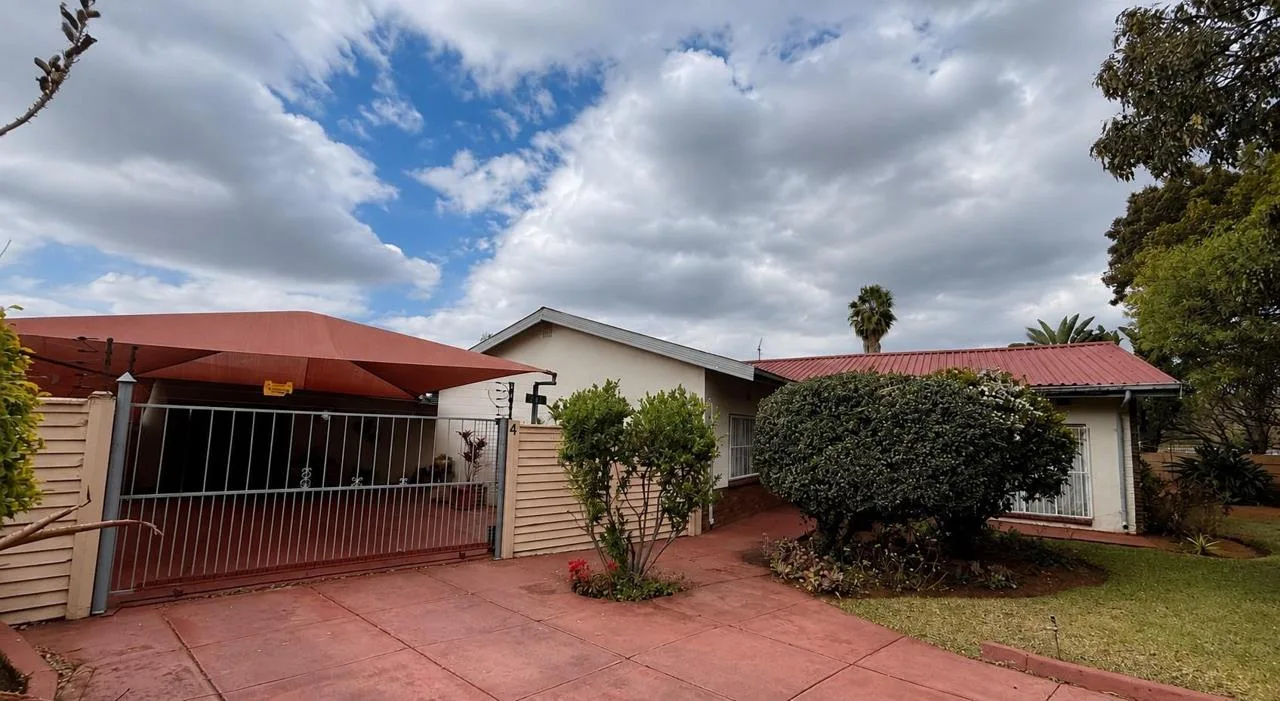 3 Bedroom House for sale in Geelhoutpark