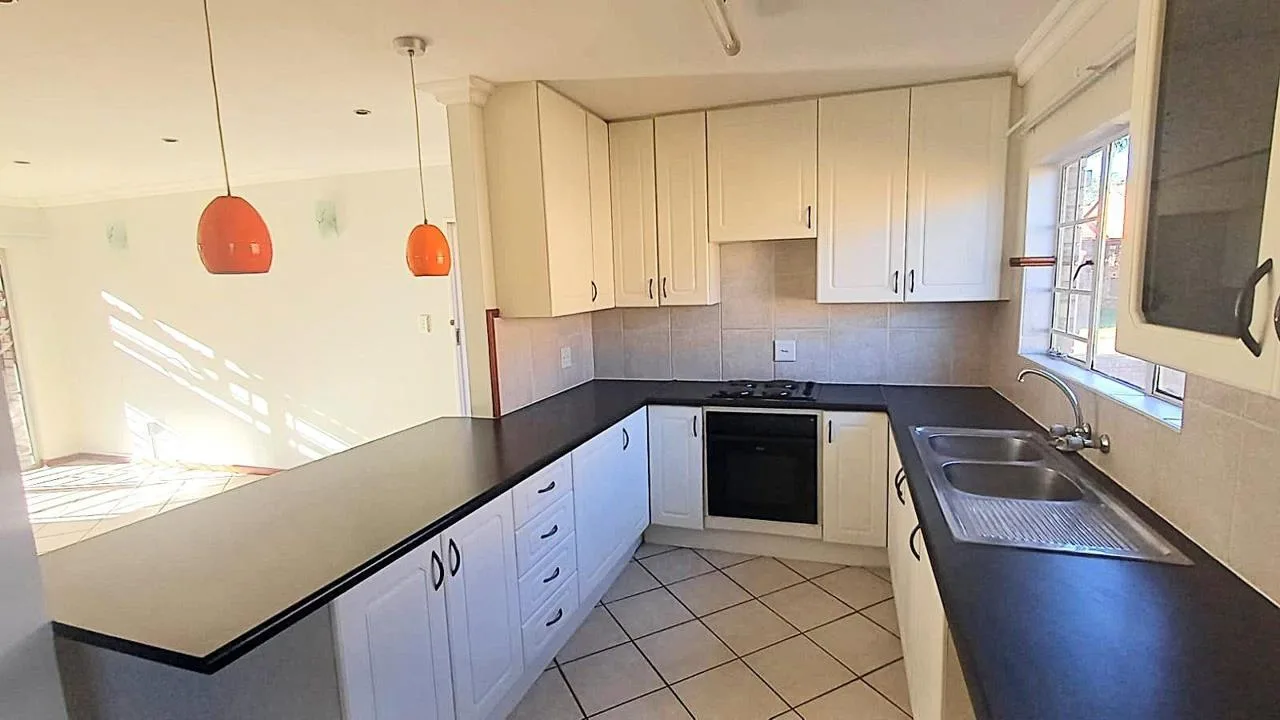 2 Bedroom Apartment / flat to rent in Die Hoewes