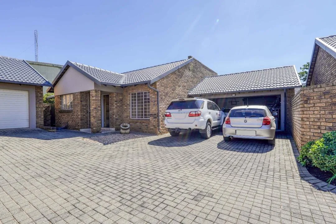 2 Bedroom Townhouse to rent in Rooihuiskraal North