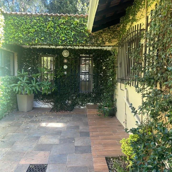 2 Bedroom House to rent in Saxonwold
