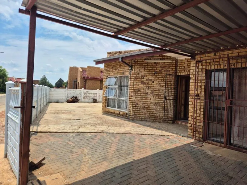4 Bedroom House for sale in Mmabatho Unit 10