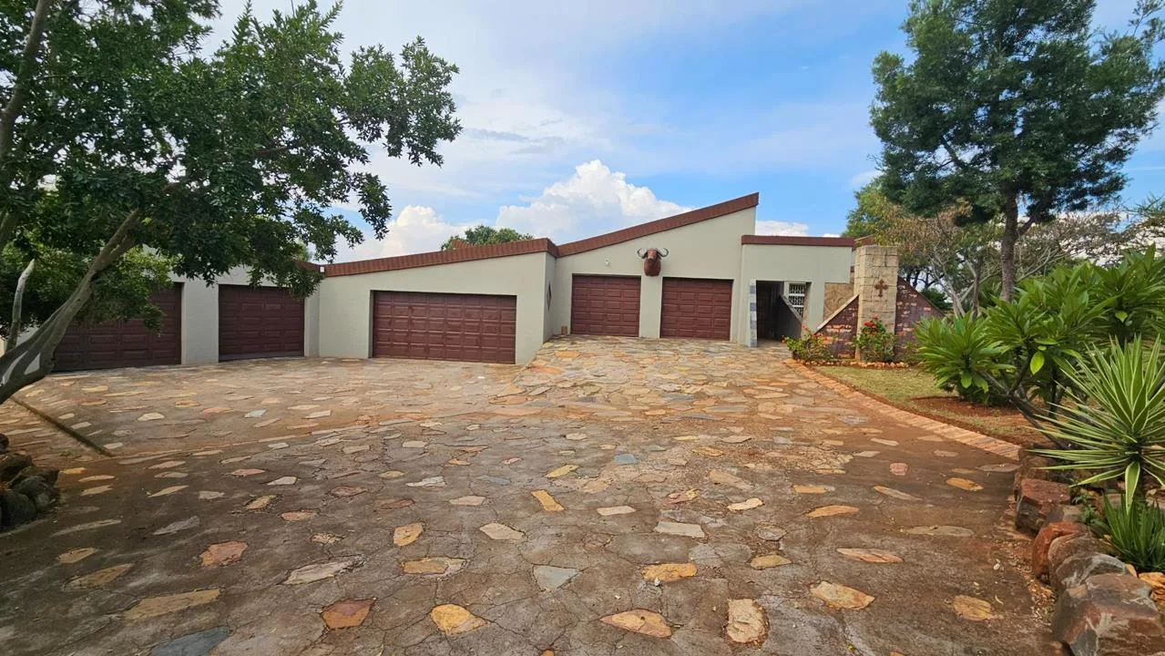 5 Bedroom House for sale in Swartruggens