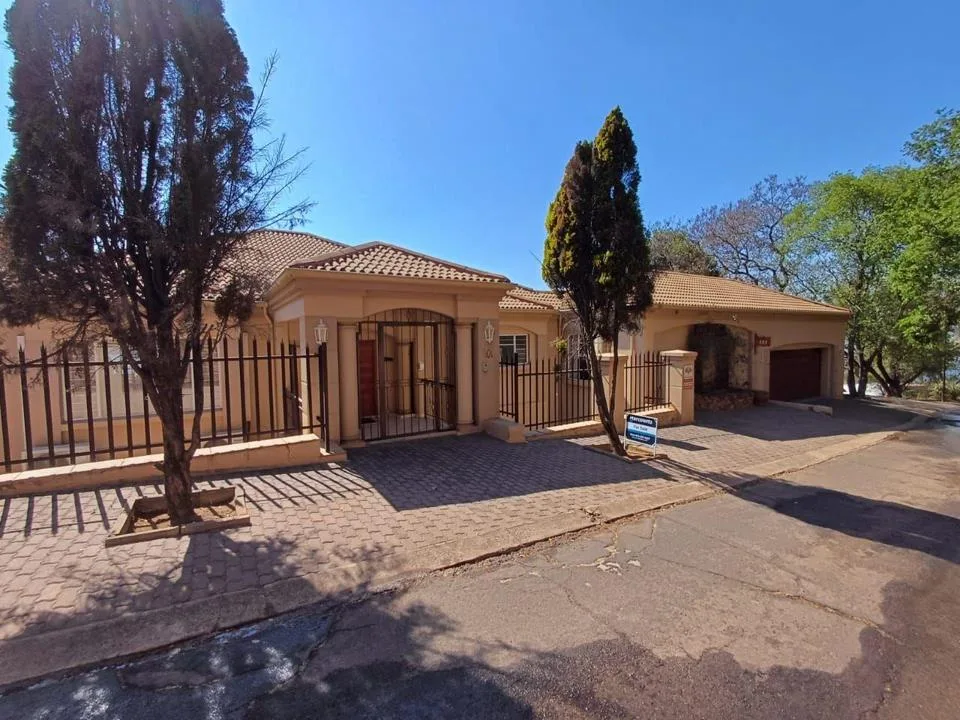 4 Bedroom House for sale in Kosmos