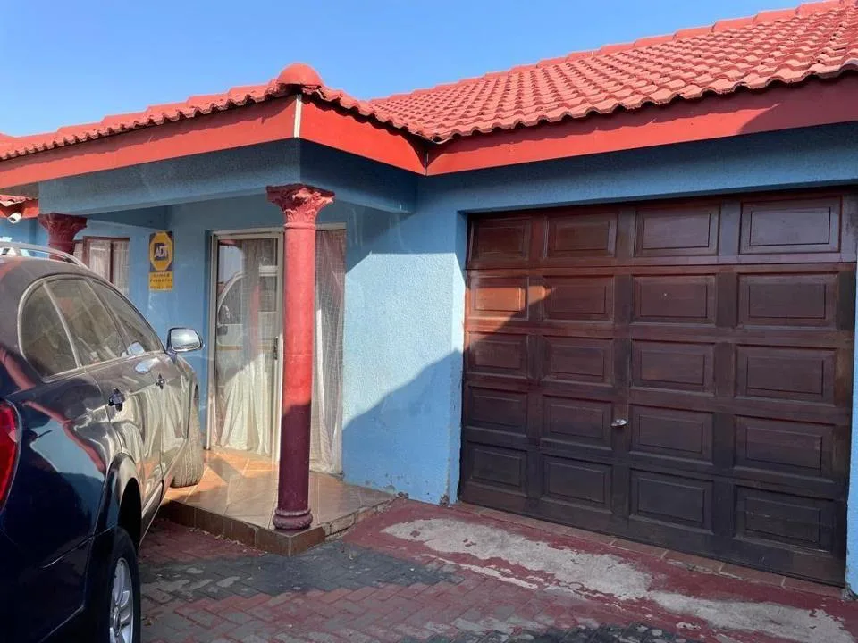 2 Bedroom House for sale in Tlhabane West