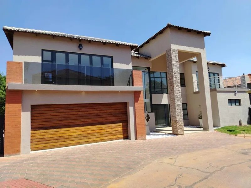5 Bedroom House for sale in Melodie