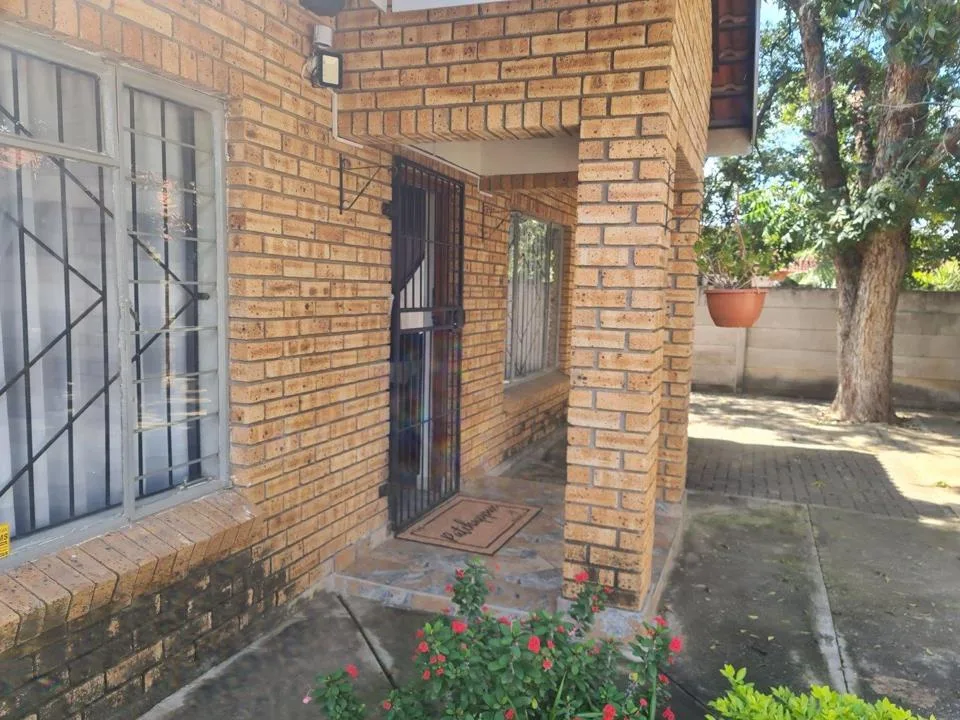 2 Bedroom House for sale in Oos Einde