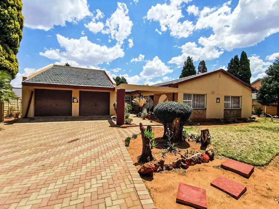 5 Bedroom House for sale in Stilfontein Ext 4