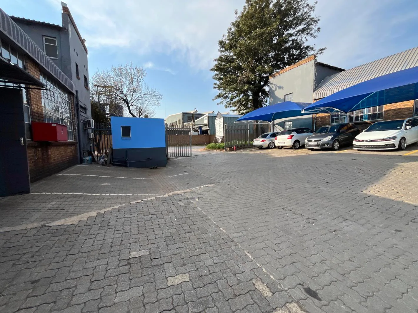 301 m² Industrial space in Isando