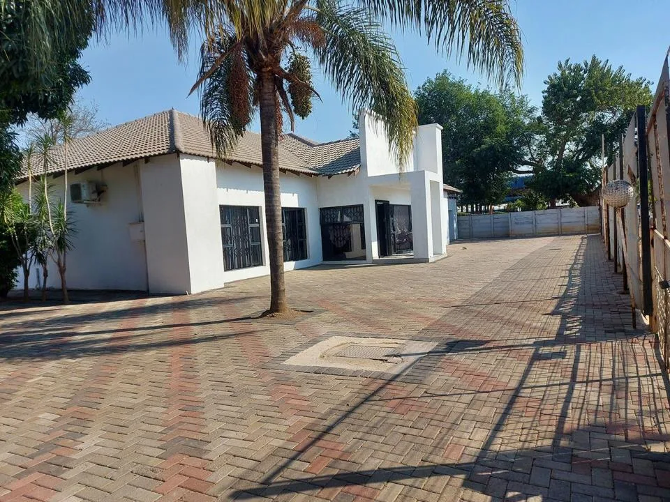 4 Bedroom House for sale in Oos Einde