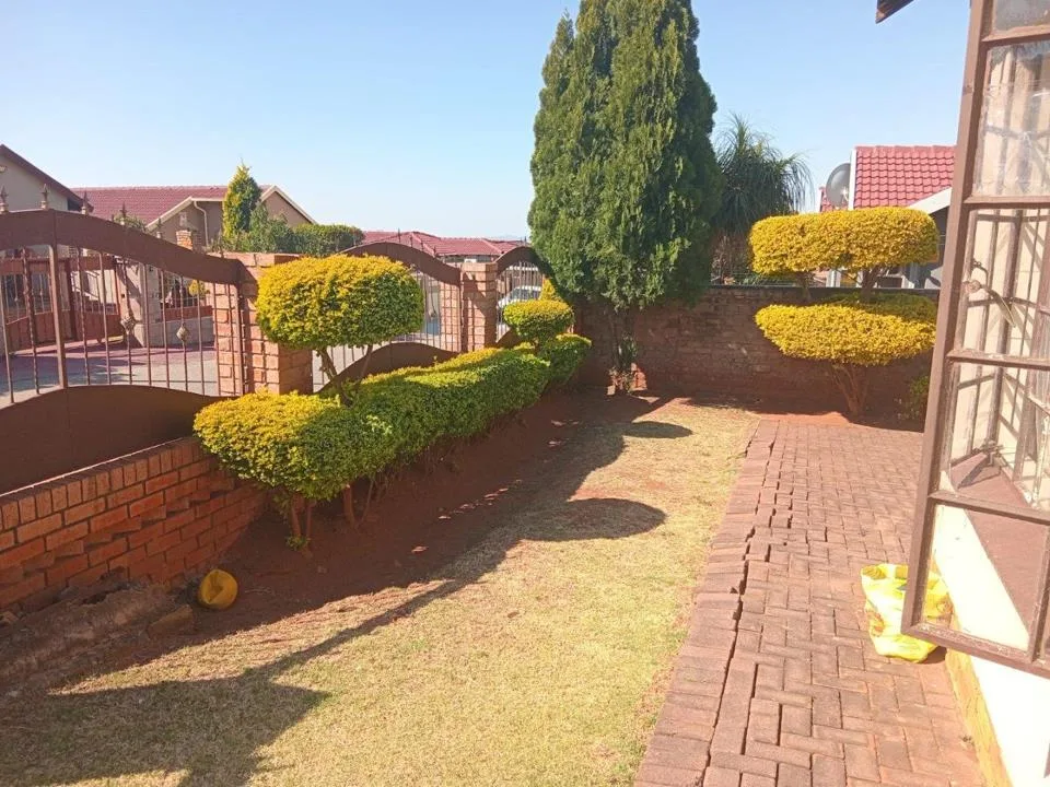 3 Bedroom House for sale in Tlhabane West