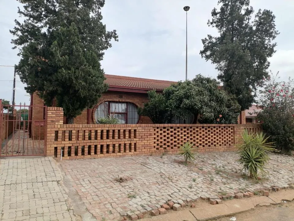5 Bedroom House for sale in Lethlabile