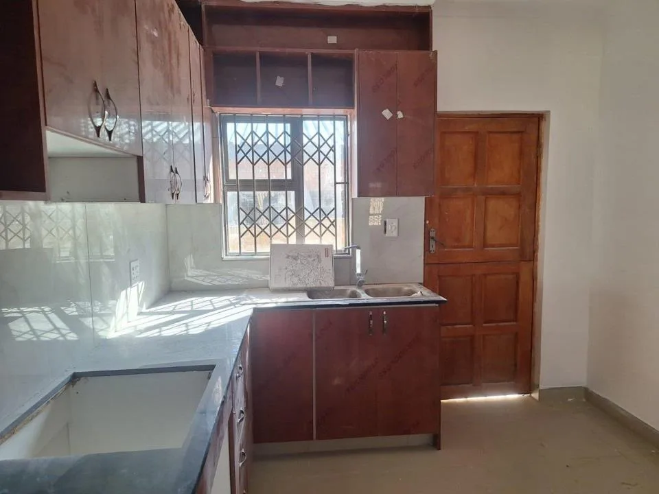 Townhouse to rent in Acaciaville