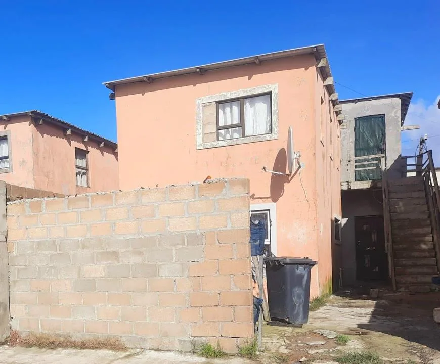 6 Bedroom House for sale in Browns Farm