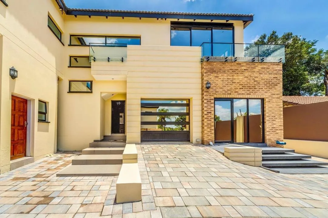 6 Bedroom House to rent in Bryanston West