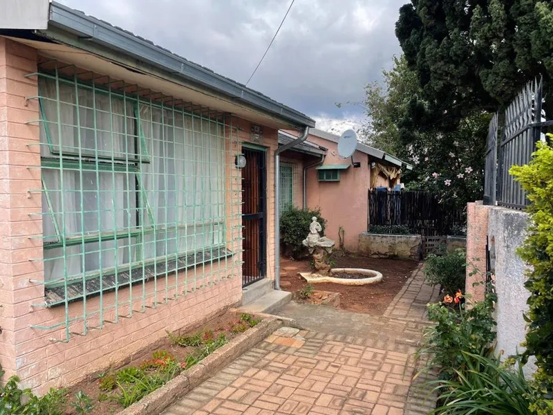 2 Bedroom House to rent in Sophiatown