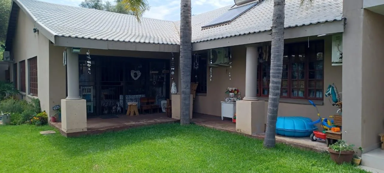 8 Bedroom House for sale in Ifafi
