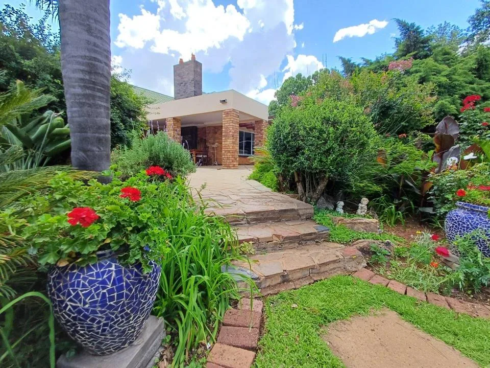 6 Bedroom House for sale in Stilfontein Ext 4
