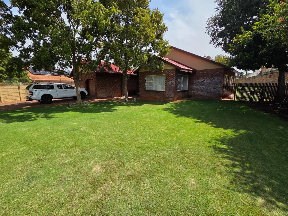 4 Bedroom House for sale in Kannoniers Park
